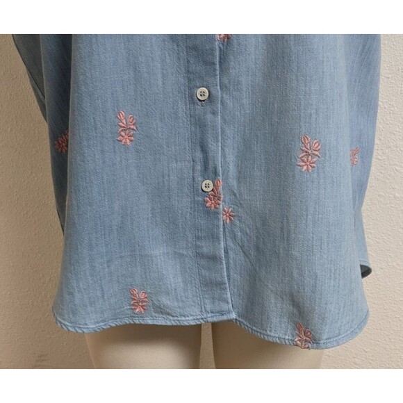 Court & Rowe Blue Chambray Floral Embroidered Short Sleeve Button-Up Shirt M - Picture 3 of 12